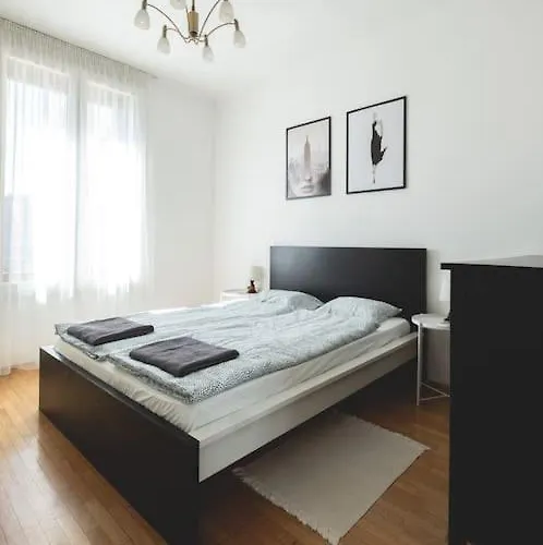 Bright Downtown Balcony Retreat شقة بودابست