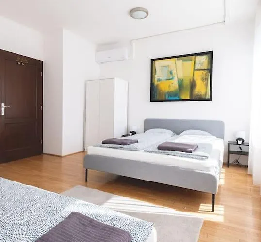 شقة Bright Downtown Balcony Retreat بودابست