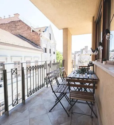 Bright Downtown Balcony Retreat بودابست