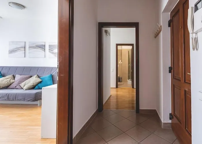 Bright Downtown Balcony Retreat Διαμέρισμα