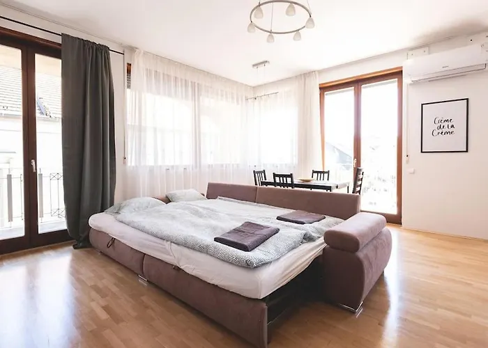 شقة Bright Downtown Balcony Retreat *