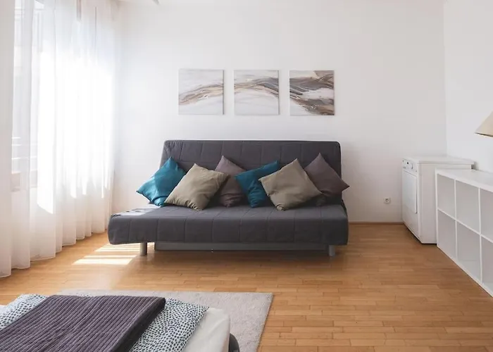 Bright Downtown Balcony Retreat