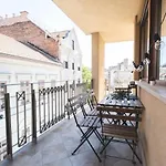 Bright Downtown Balcony Retreat Budapeszt