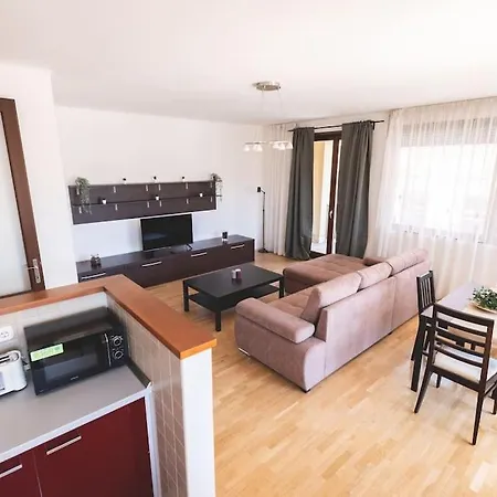 Bright Downtown Balcony Retreat Apartament